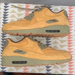 Nike Air Max, 95’s I believe. Old school! Clean!